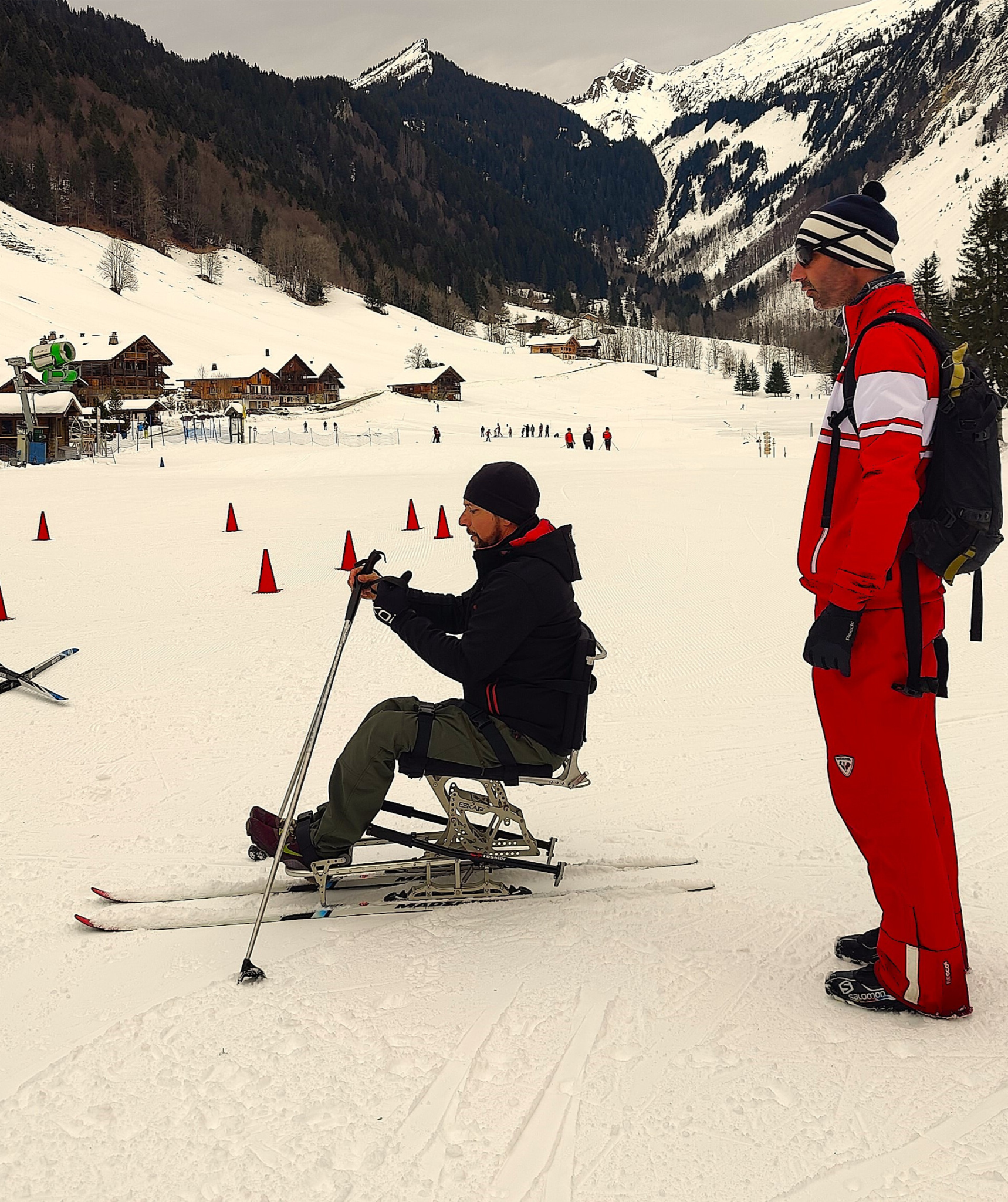 Handiski avec une luge spécialement adaptée au handicap